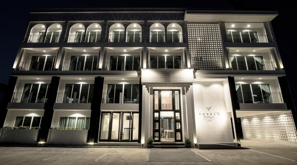 ein Gebäude mit einer Tür in der Nacht davor in der Unterkunft Tonkla Boutique Hotel in Lamphun