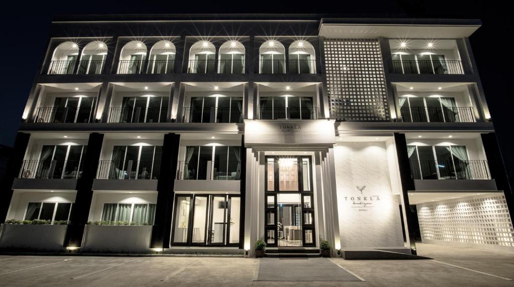 un edificio con una puerta delante de él por la noche en Tonkla Boutique Hotel en Lamphun