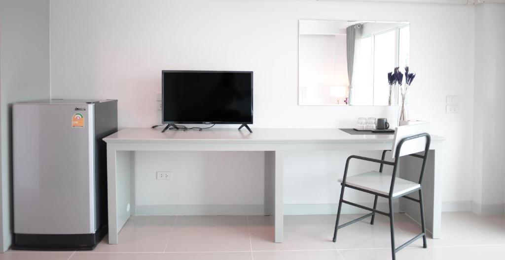 TV a/nebo společenská místnost v ubytování Tonkla Boutique Hotel
