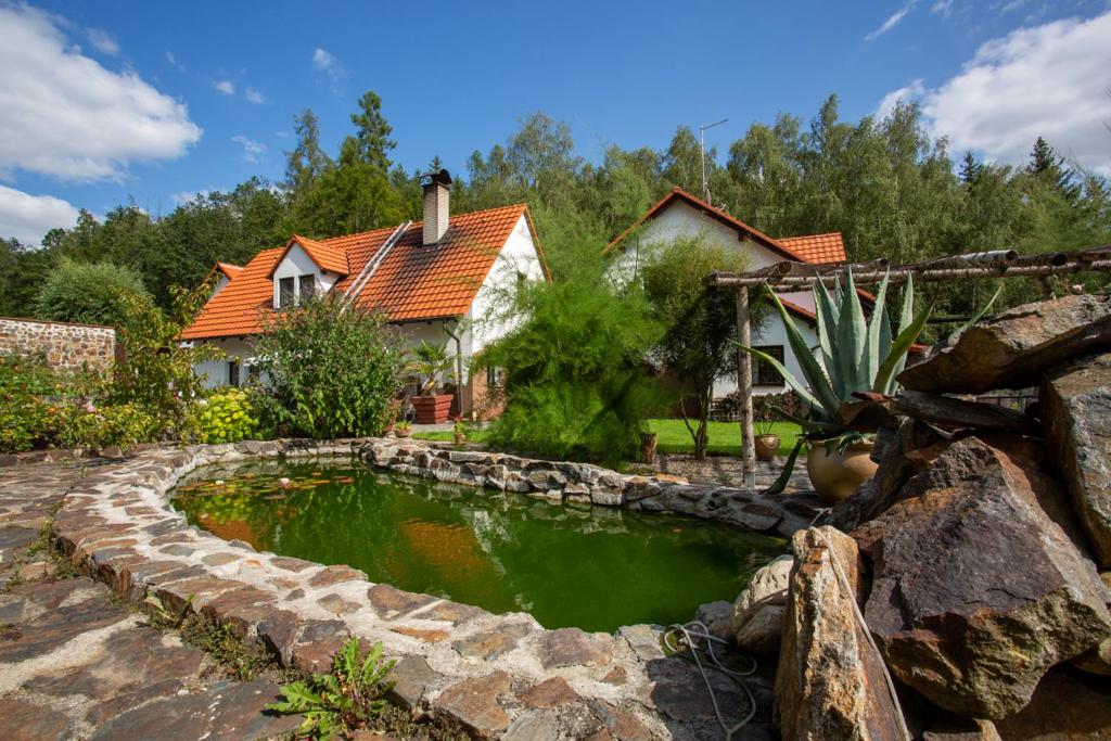 Aed väljaspool majutusasutust Hájovna Hněvnice