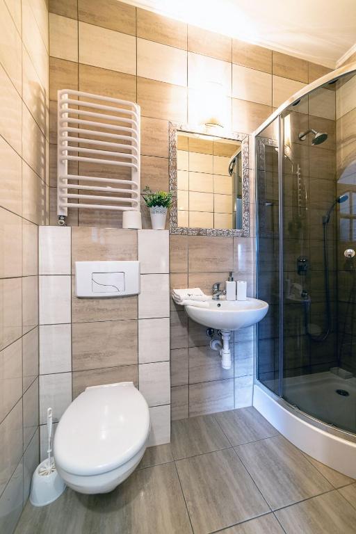 Koupelna v ubytování Rodzinny Dom i Apartamenty u Ciwersa z balią w ogrodzie