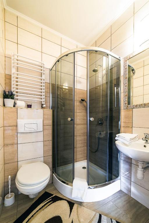 Koupelna v ubytování Rodzinny Dom i Apartamenty u Ciwersa z balią w ogrodzie
