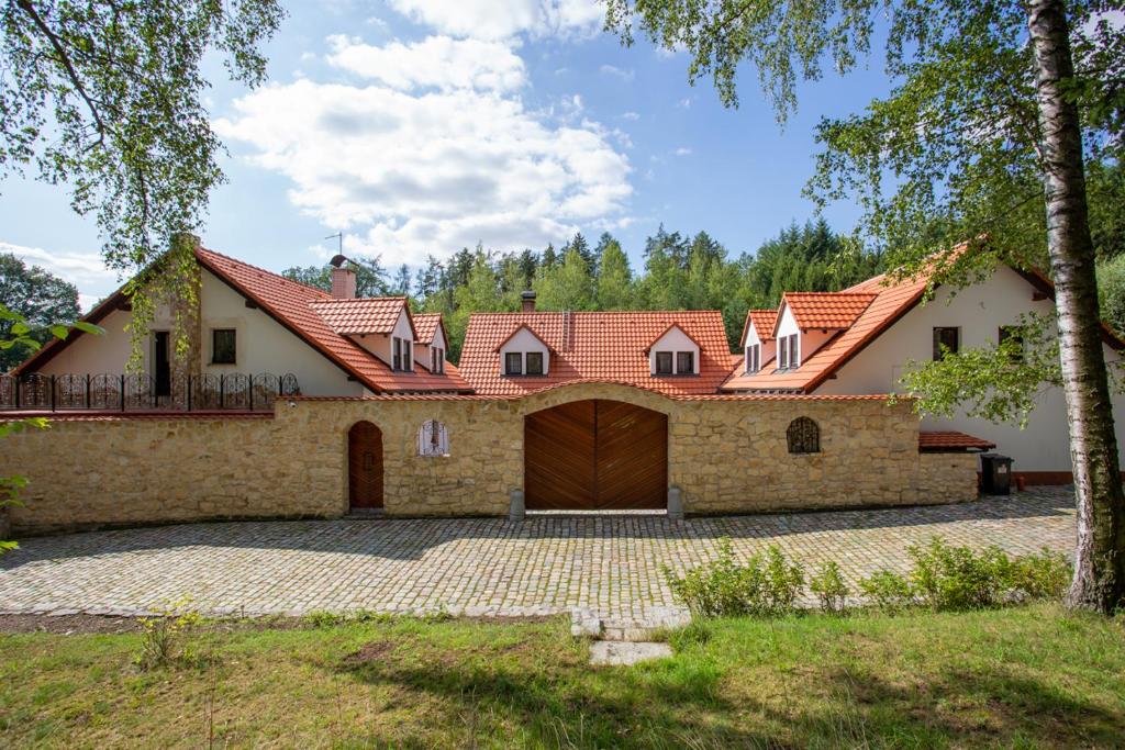 uma casa grande com uma entrada e uma garagem em Hájovna Hněvnice em Hněvnice