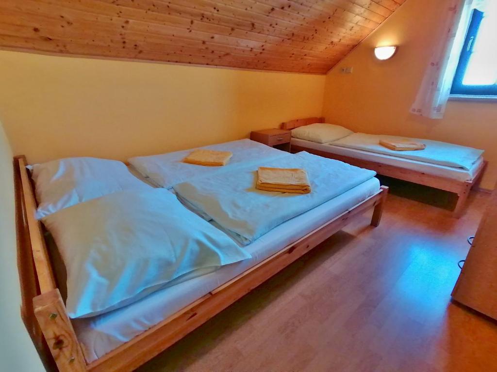 Postel nebo postele na pokoji v ubytování Chalupa Sluníčko