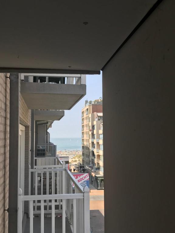 uma varanda de um edifício com vista para o oceano em Livorno with private parking em Nieuwpoort
