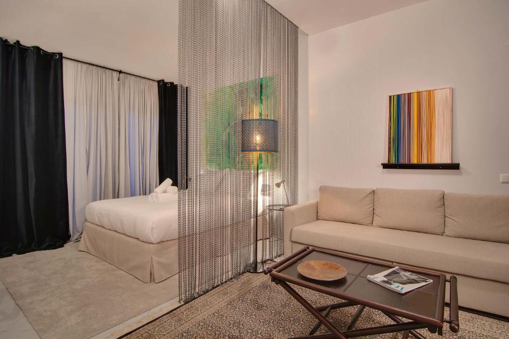 Posteľ alebo postele v izbe v ubytovaní ALL SEASONS Luxury Suites1
