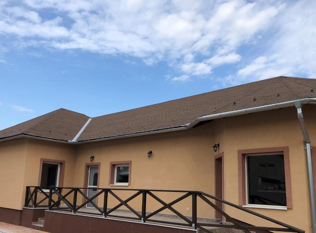 una casa con tetto marrone e balcone di Budapest Airport , accommodation in Vecsés a Vecsés
