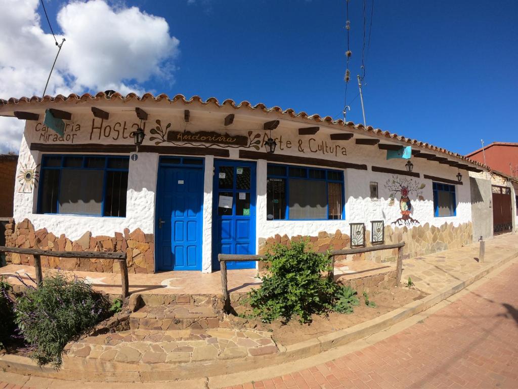 um edifício com portas azuis numa rua em Andoriña Hostal - Bed & Breakfast em Samaipata