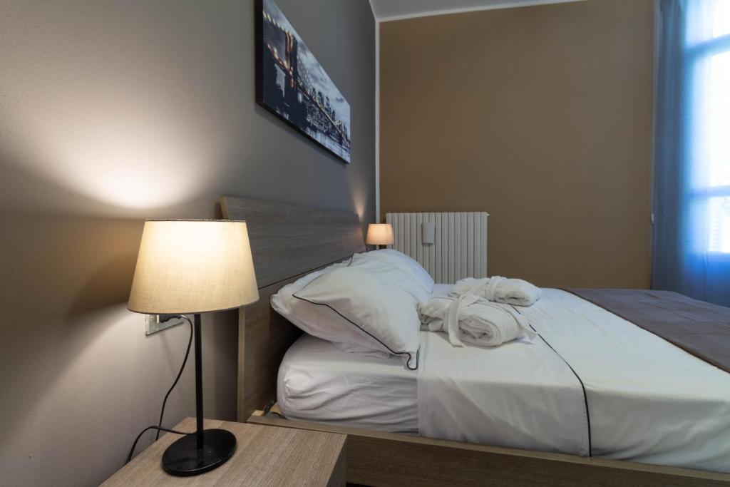 una camera da letto con un letto e una lampada su un tavolo di Rhum13 a Lecco