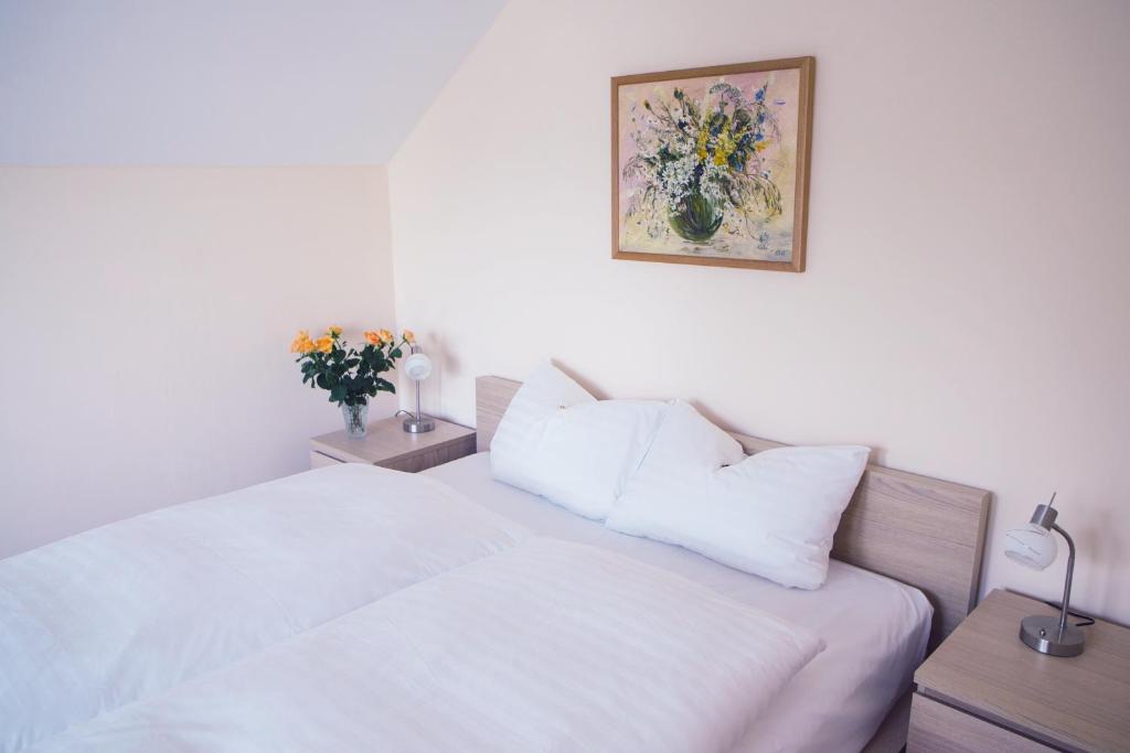 Katil atau katil-katil dalam bilik di Hotel - Pension Vesta