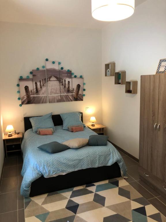 1 dormitorio con 1 cama con un puente en la pared en NOUVEAU : Le puits de Sarlat, en Sarlat-la-Canéda