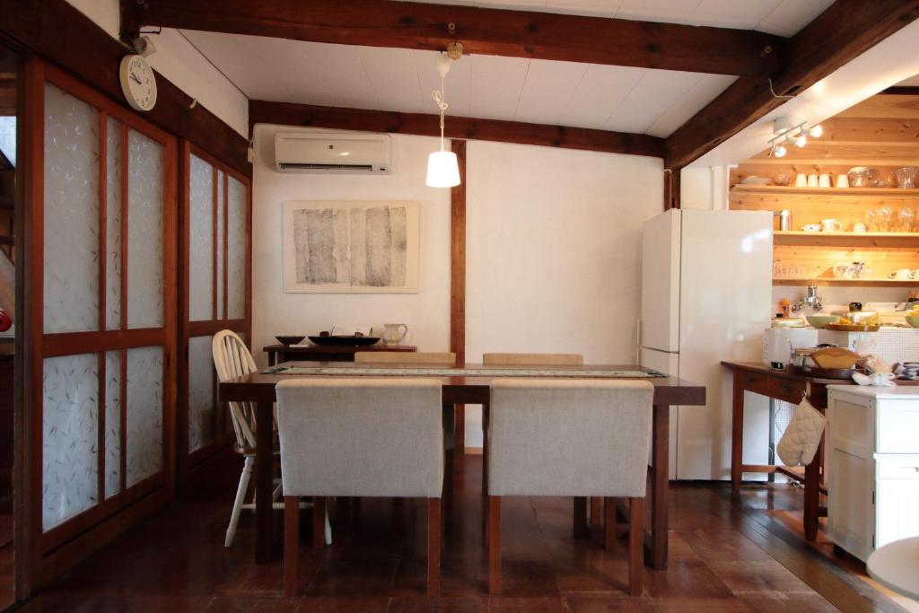Kuchyň nebo kuchyňský kout v ubytování Little Bird Inn 旧Minato Guesthouse