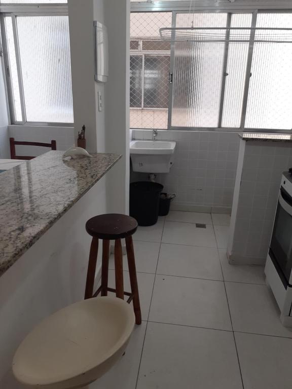  Apartamento vento e mar 2 quartos na quadra da praia