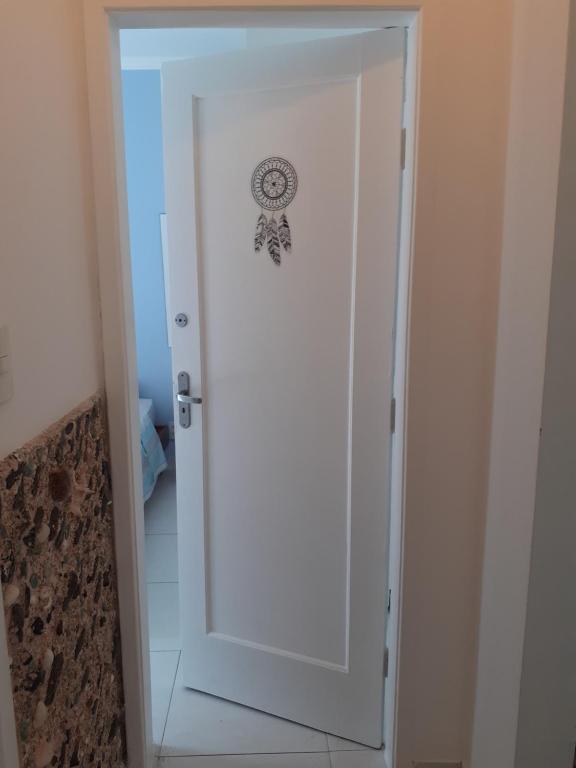  Apartamento vento e mar 2 quartos na quadra da praia
