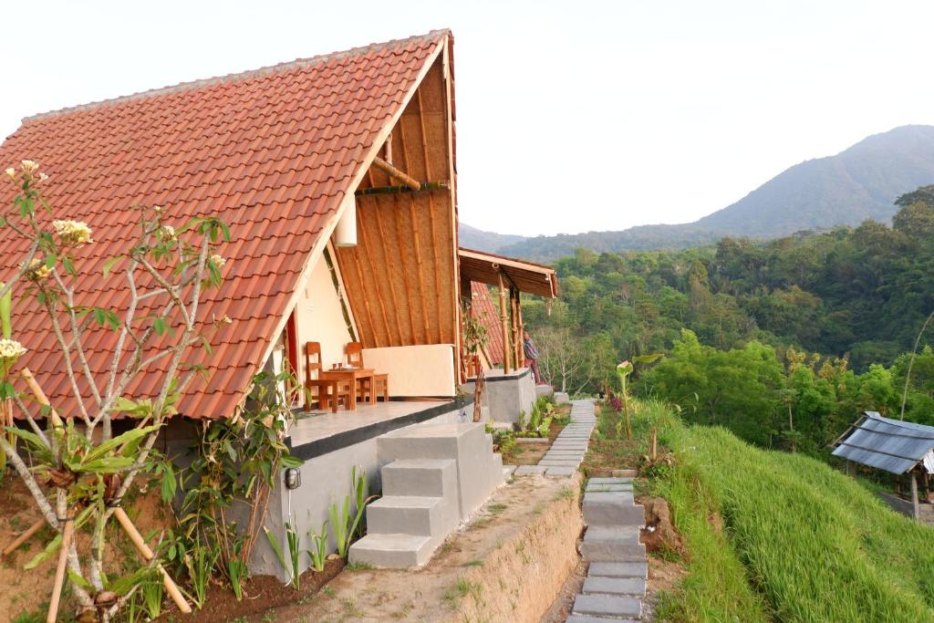 una casa con un tetto rosso su una collina di Padi Bali Jatiluwih a Tabanan