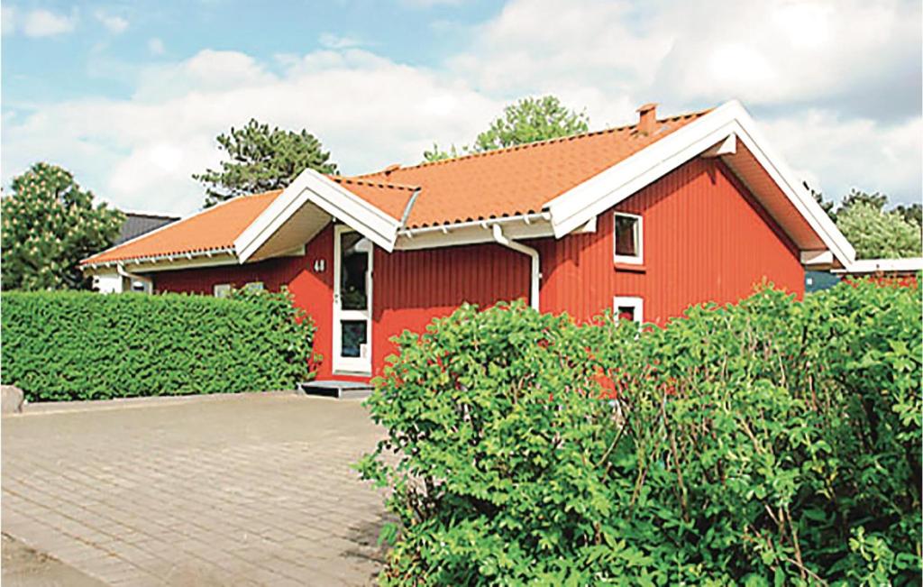 ニュボーにあるPet Friendly Home In Nyborg With House Sea Viewの赤屋根の赤い家