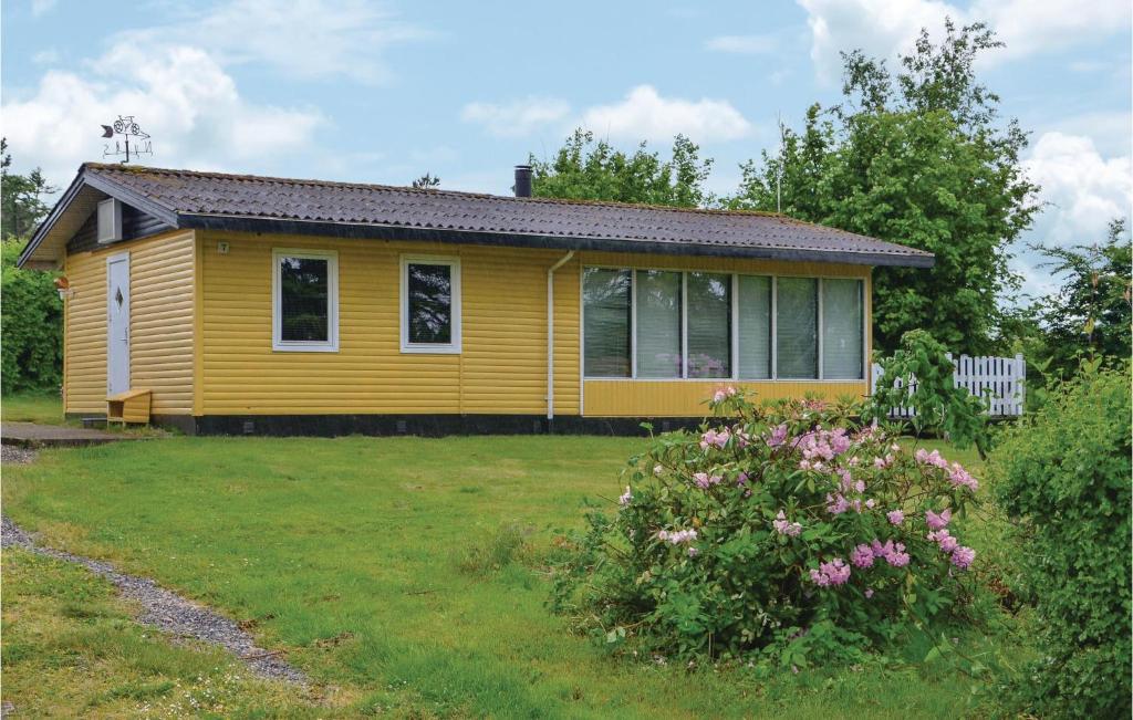 ボーゲンセにあるBeautiful Home In Bogense With Kitchenの小黄色の家