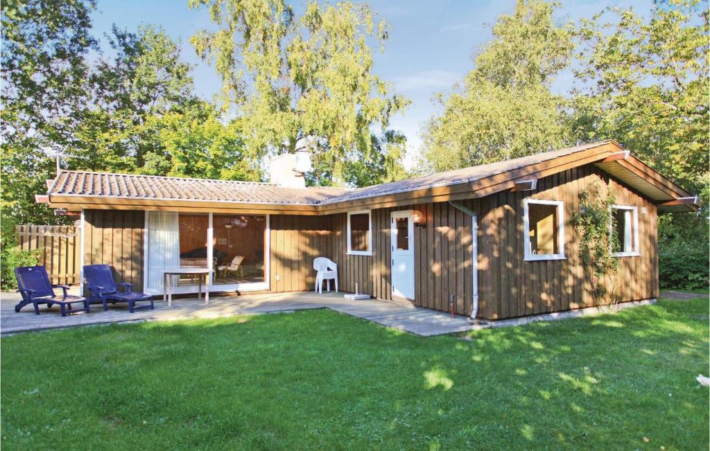 a small house with a patio and a yard at Stunning Home In Store Fuglede With Wifi in Reersø