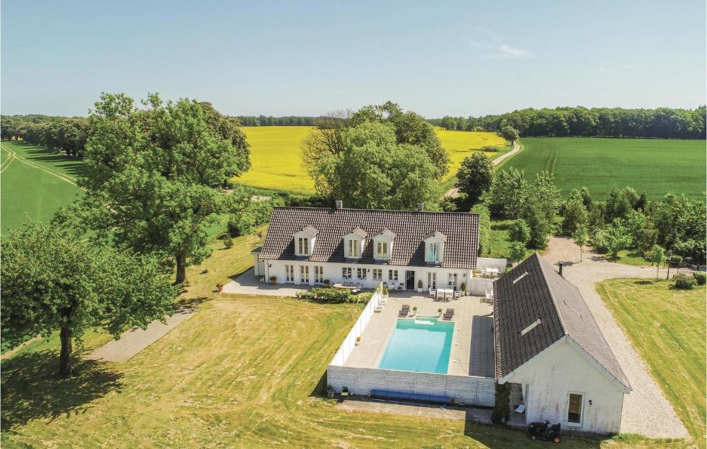 una vista aérea de una casa con piscina en Gorgeous Home In rbk With Wifi, en Ørbæk
