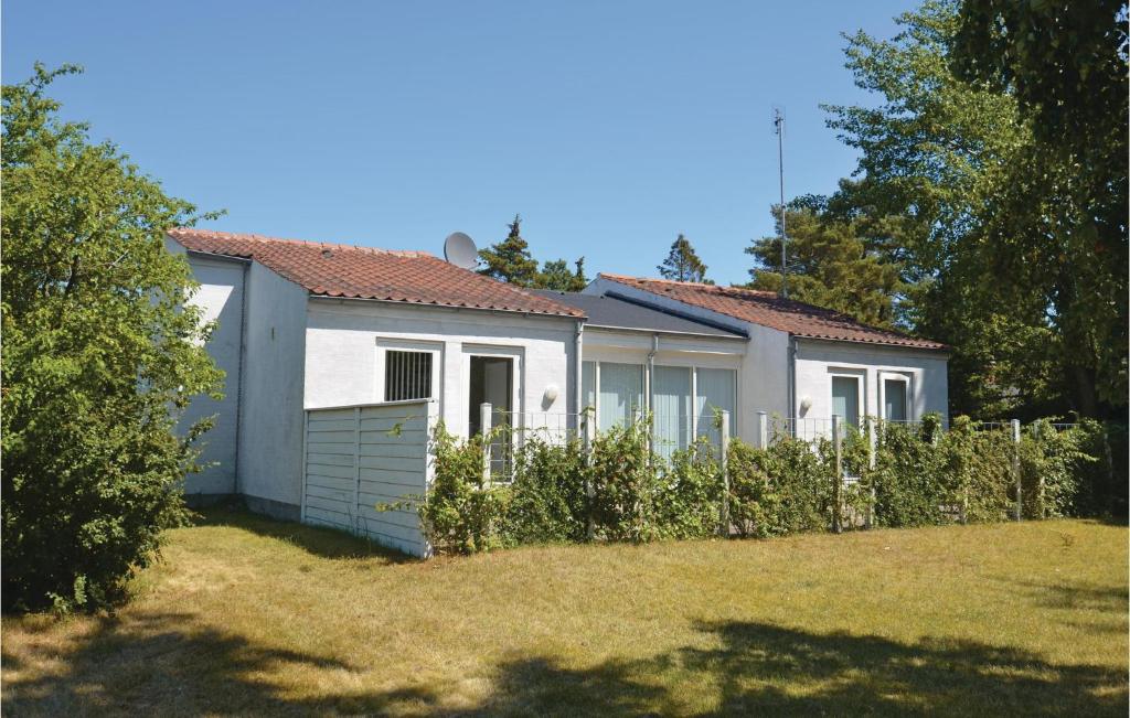 Bøtø ByにあるNice Home In Vggerlse With 3 Bedrooms, Sauna And Wifiの庭の柵付白家