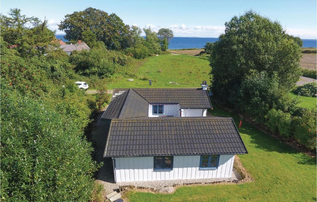 AugustenborgにあるStunning Home In Augustenborg With 3 Bedrooms And Wifiの屋根付きの白屋敷の上空