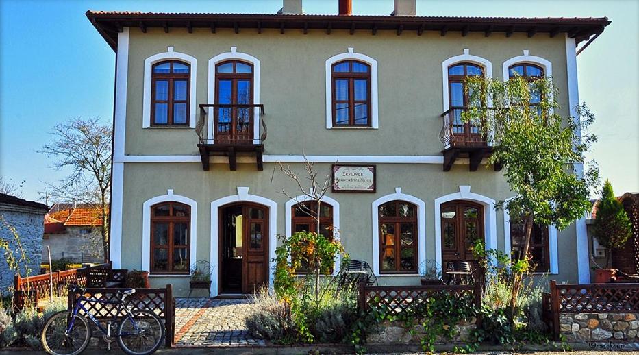 una casa con dos bicicletas estacionadas frente a ella en Mansion of Kerkini, en Kerkíni