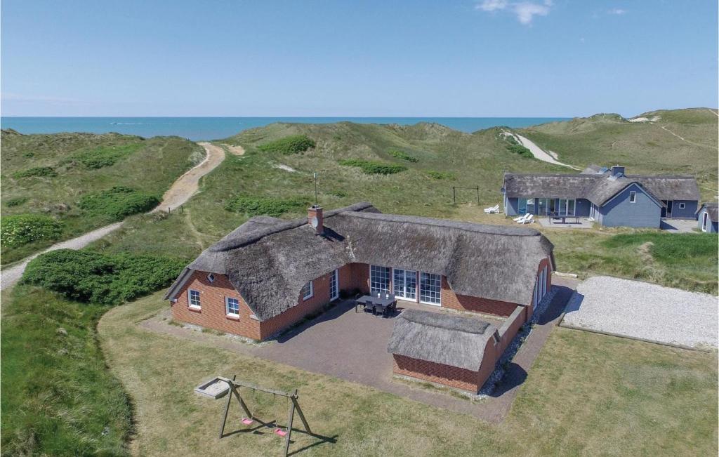 eine Luftaufnahme eines Hauses auf einem Hügel in der Unterkunft 4 Bedroom Amazing Home In Ringkøbing in Nørre Lyngvig