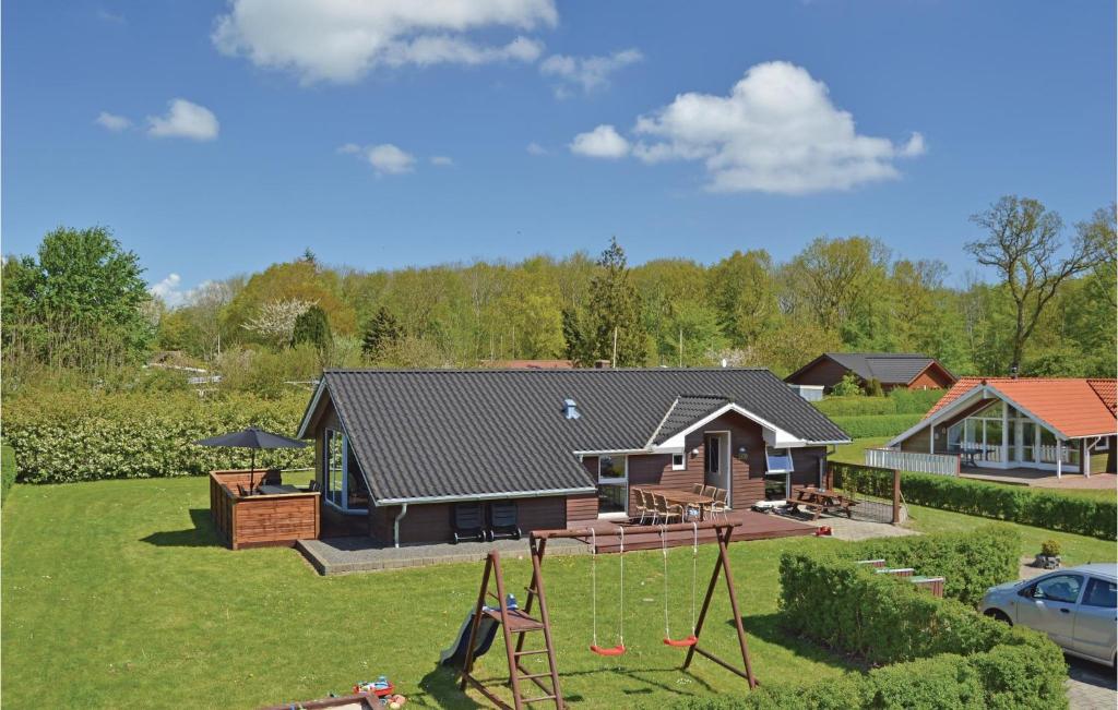 SønderbyにあるLovely Home In Juelsminde With Wifiの遊び場付きの家屋の空中風景