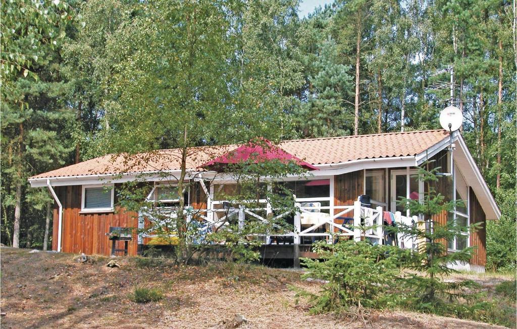 una pequeña casa en medio de un bosque en Stunning Home In Nex With Wifi, en Spidsegård
