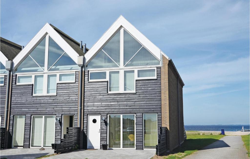 una casa con vista sull'oceano di 3 Bedroom Beach Front Home In Assens ad Assens