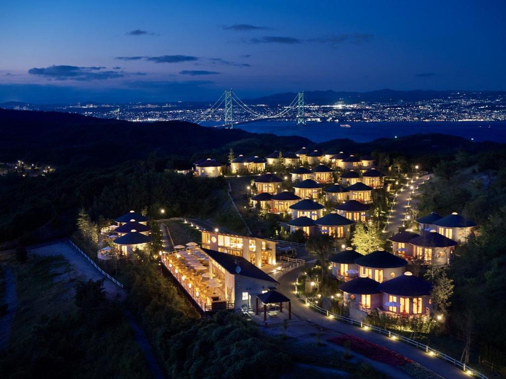 Blick auf die Stadt in der Nacht mit Lichtern in der Unterkunft GRAND CHARIOT Hokutoshichisei 135° in Awaji