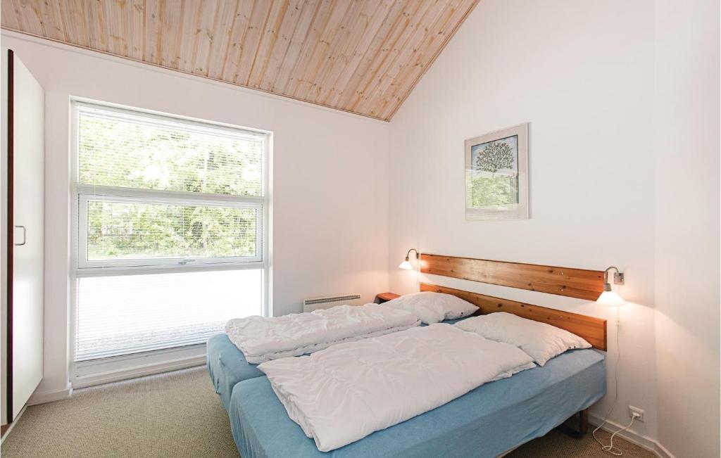Postel nebo postele na pokoji v ubytování Rubinsøen Skovhuse