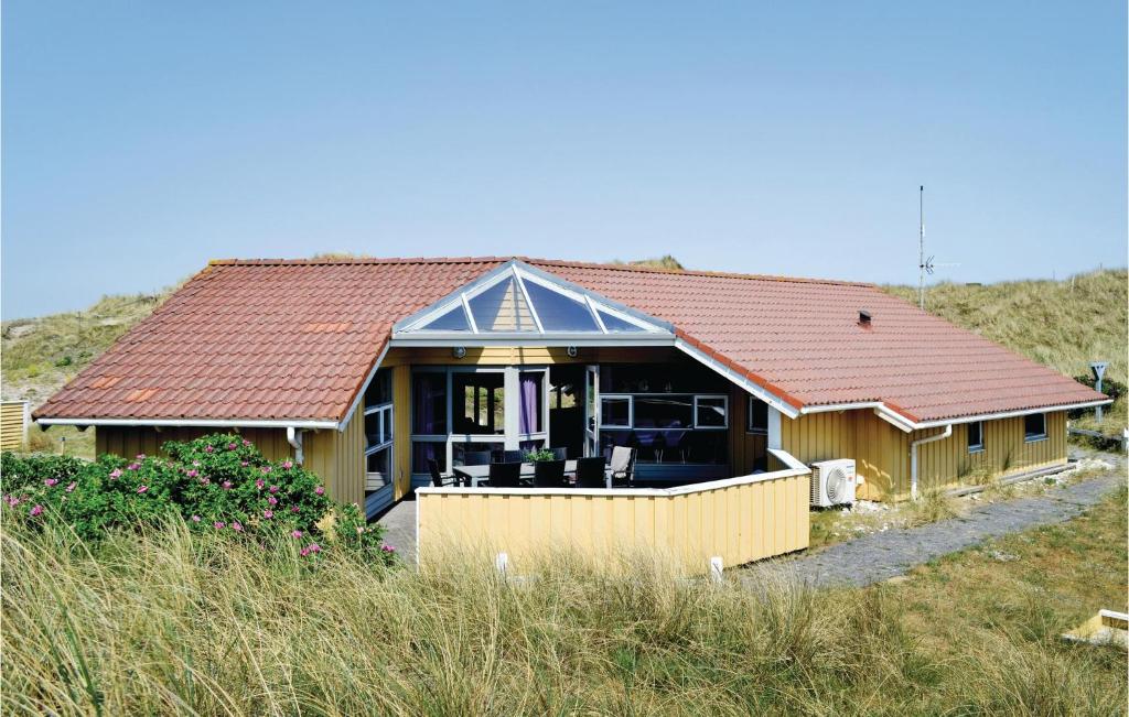 BjerregårdにあるBeautiful Home In Hvide Sande With Wifiの丘の上の赤い屋根の家