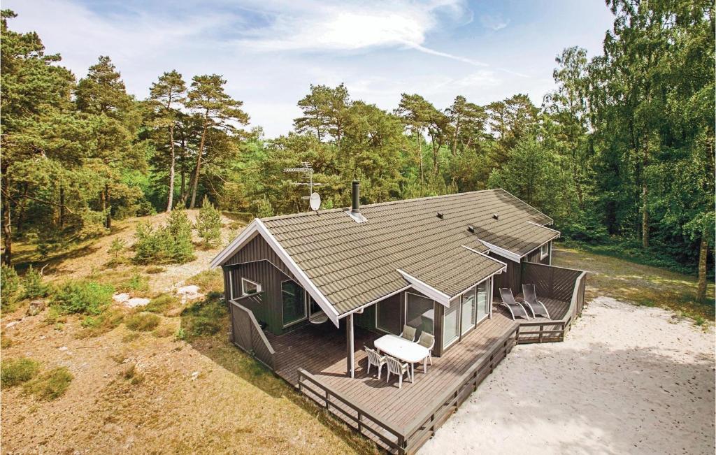 Vester SømarkenにあるNice Home In Nex With 4 Bedrooms, Sauna And Wifiのデッキ付きの家屋の頭上の景色