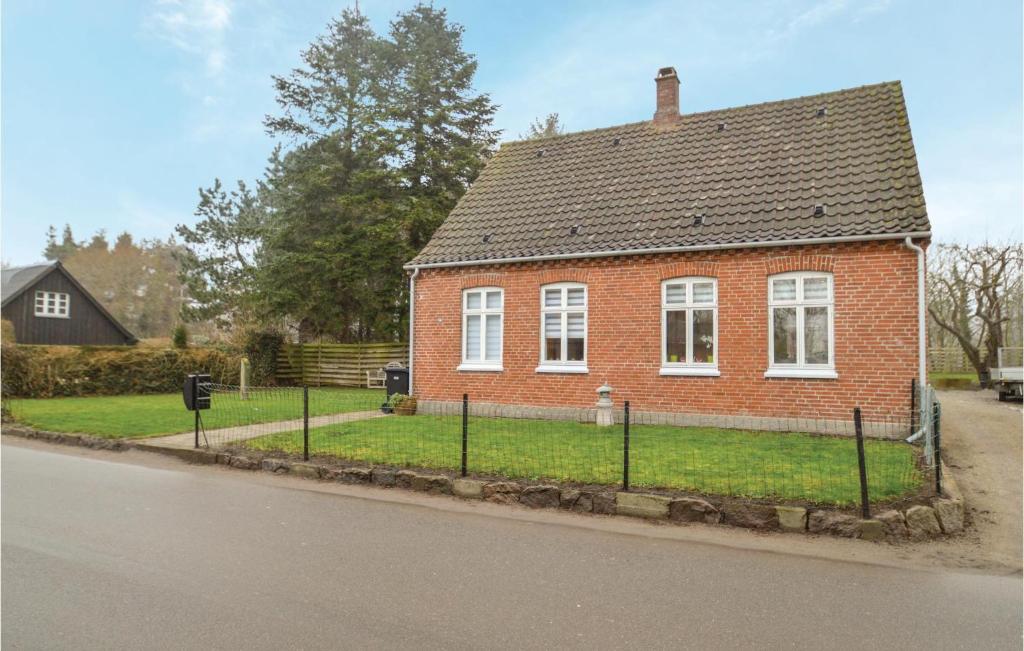 una casa de ladrillo rojo al lado de una calle en Awesome Home In Bog By With Kitchen en Bogø By