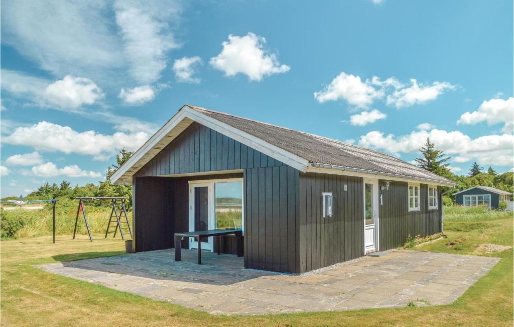 Sønder YdbyにあるNice Home In Thyholm With 3 Bedrooms And Wifiの小屋
