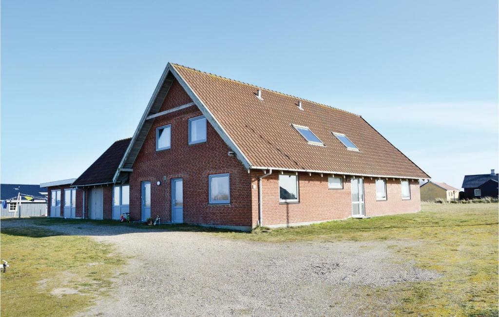 Nørre LyngvigにあるVejlgaardの茶色の屋根の大きなレンガ造りの家
