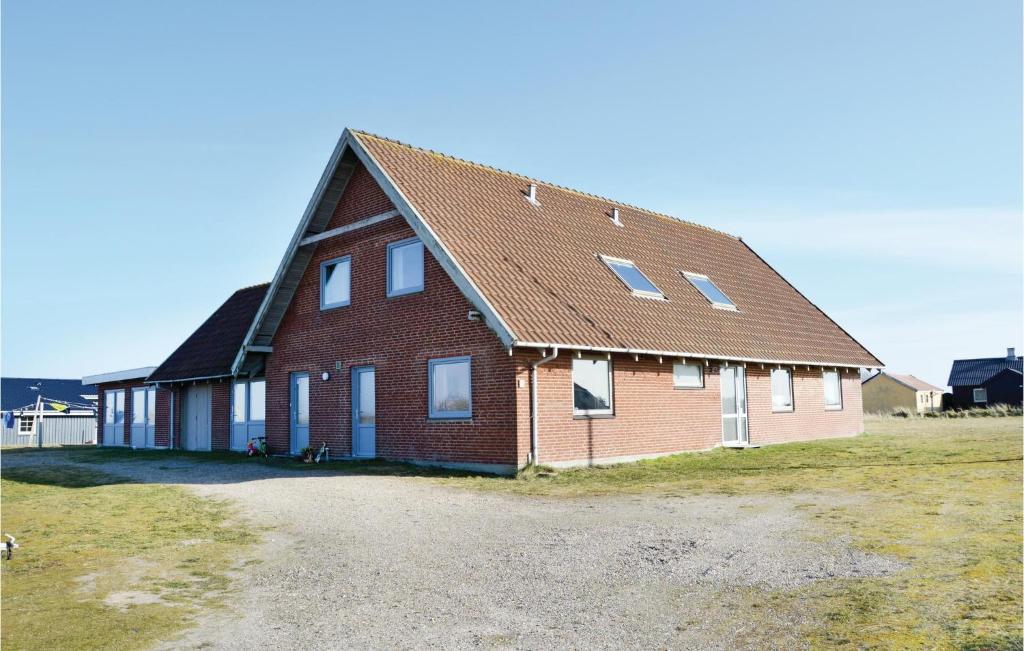 una gran casa de ladrillo con techo marrón en Vejlgaard, en Nørre Lyngvig