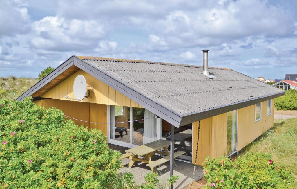 Lild StrandにあるNice Home In Frstrup With Kitchenの小さな黄色の家(大きな窓付)