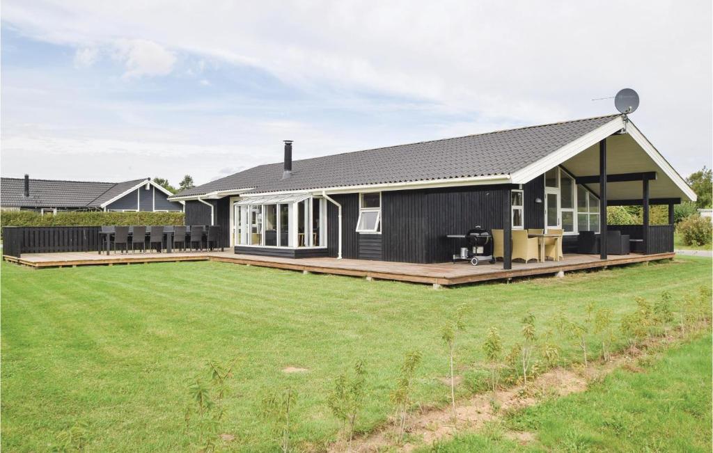 ein Haus mit großem Rasen davor in der Unterkunft Awesome Home In Juelsminde With Kitchen in Sønderby