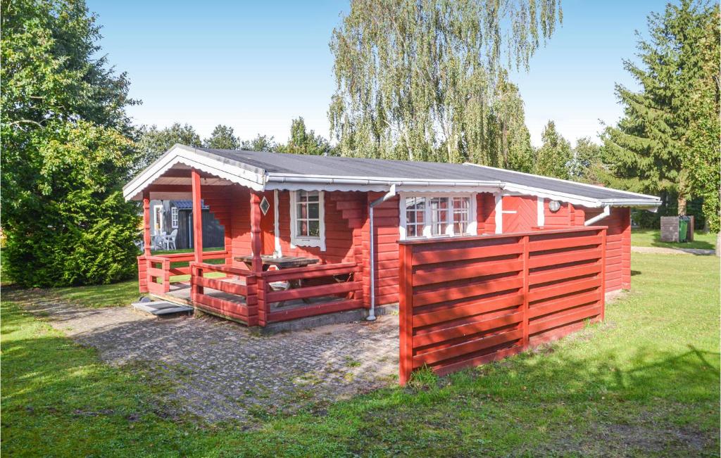 een rode cabine met een metalen dak bij Beautiful Home In Hovborg With Wifi in Hovborg