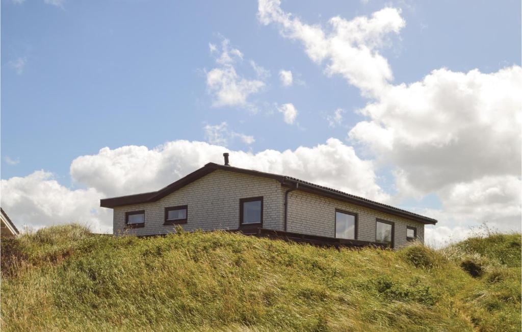 SlettestrandにあるVesterlienの丘の上に座る家