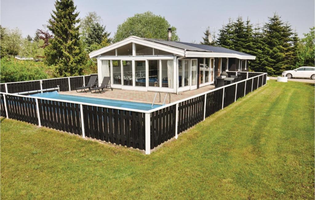 - un pavillon avec une piscine et une maison dans l'établissement Stunning Home In Middelfart With 4 Bedrooms, Sauna And Wifi, à Voldby