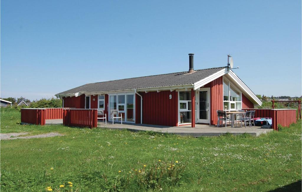ロンストラップにあるStunning Home In Hjrring With Saunaの赤い家