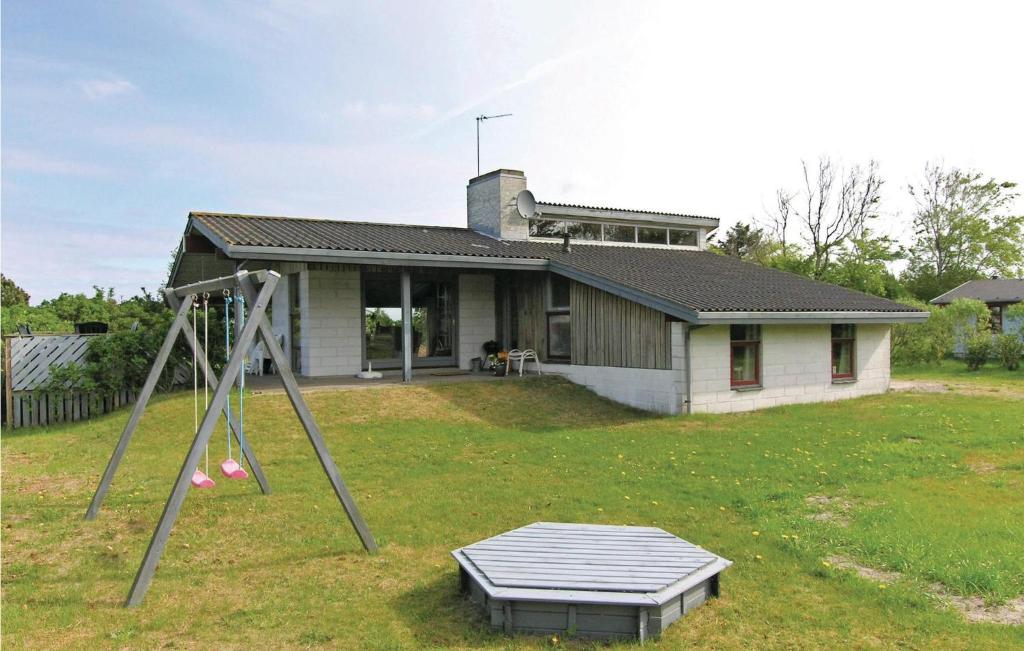 ヒアツハルスにあるAwesome Home In Hirtshals With 3 Bedrooms, Sauna And Wifiの庭遊び場付き家