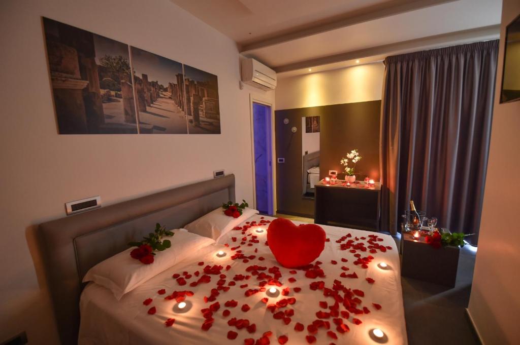 Posteľ alebo postele v izbe v ubytovaní Pompei Inn Ruins B&B Luxury Suite