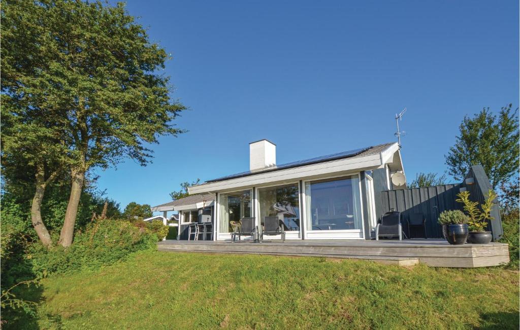 エーベルトフトにあるStunning Home In Ebeltoft With 3 Bedrooms, Sauna And Wifiの丘の上の家 デッキ&コンサバシー