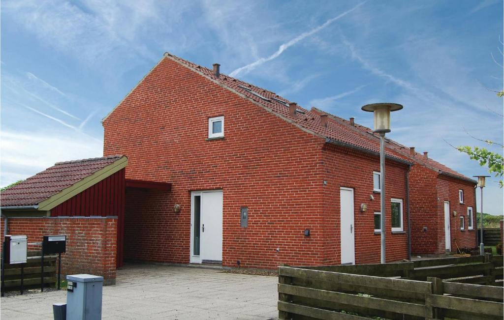 ThyborønにあるAmazing Home In Thyborn With Kitchenの白い扉の赤レンガ造り