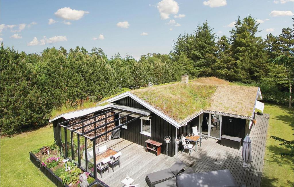 ブロックフスにあるHoliday Home Blokhus With Sauna 156の草屋根の家屋