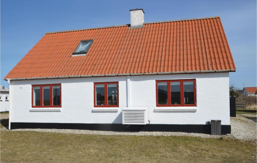 FrøstrupにあるAmazing Home In Frstrup With 4 Bedrooms And Wifiのオレンジ色の屋根の白い家